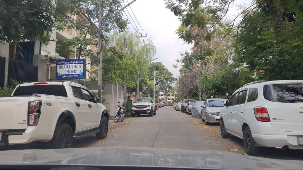 ภาพถนนตรงที่ Chiang Mai Neurofeedback Center ตั้งอยู่ ถ่ายโดย jrcarlsen พ.ศ. 2566 (2023) · A street-level view of where Chiang Mai Neurofeedback Center stands, by jrcarlsen in 2566 (2023)