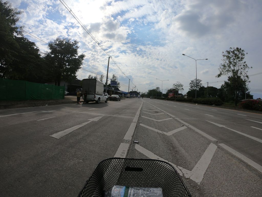 ภาพถนนตรงที่ วิเศษณ์ บาร์ ตั้งอยู่ ถ่ายโดย chanuwath_grab พ.ศ. 2562 (2019) · A street-level view of where วิเศษณ์ บาร์ · Wiset Bar stands, by chanuwath_grab in 2562 (2019)