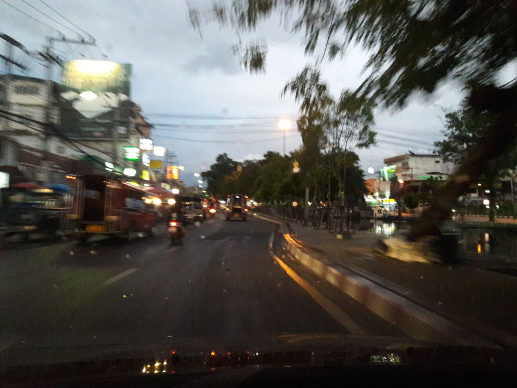 ภาพถนนตรงที่ 7-11 ประตูเชียงใหม่ ตั้งอยู่ ถ่ายโดย ratchaphat พ.ศ. 2561 (2018) · A street-level view of where 7-11 ประตูเชียงใหม่ · 7-11 Pratu Chiang Mai stands, by ratchaphat in 2561 (2018)