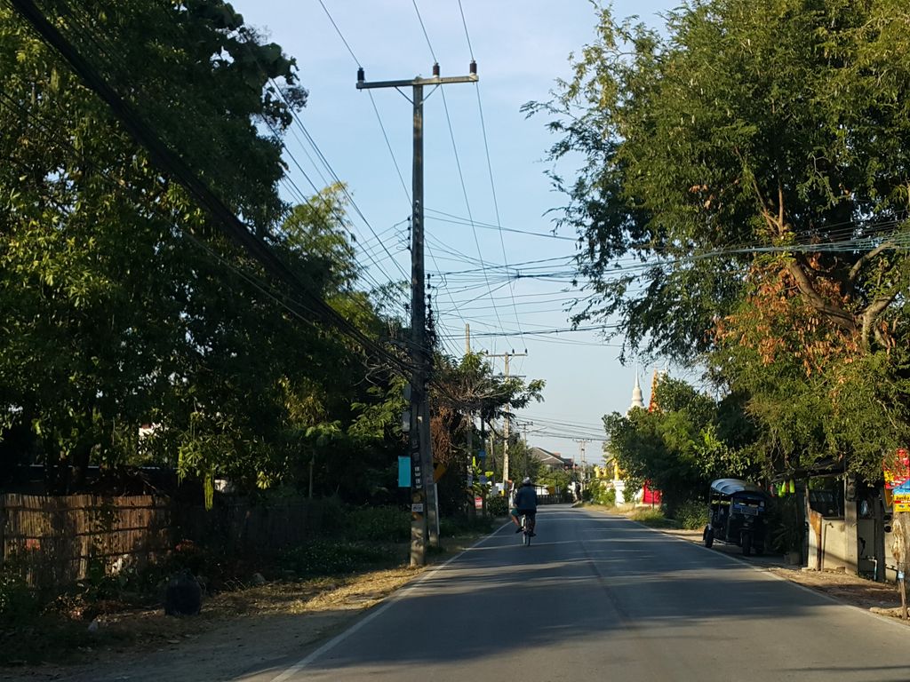 ภาพถนนตรงที่ พร้อมโชควิลล่า ตั้งอยู่ ถ่ายโดย jrcarlsen พ.ศ. 2559 (2016) · A street-level view of where พร้อมโชควิลล่า · Pharomchok Villa stands, by jrcarlsen in 2559 (2016)