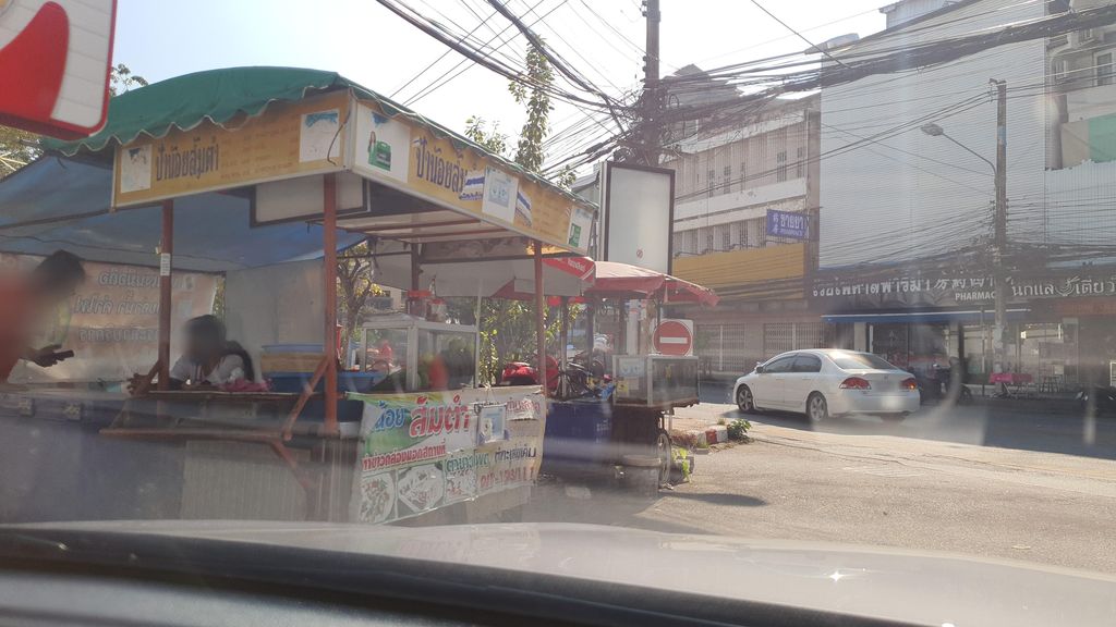 ภาพถนนตรงที่ Dok Bua Thai Massage ตั้งอยู่ ถ่ายโดย jrcarlsen พ.ศ. 2565 (2022) · A street-level view of where Dok Bua Thai Massage stands, by jrcarlsen in 2565 (2022)