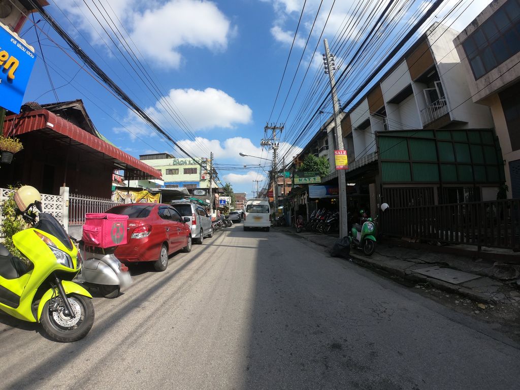 ภาพถนนตรงที่ Meilleur Wine Coffee ตั้งอยู่ ถ่ายโดย chanuwath_grab พ.ศ. 2562 (2019) · A street-level view of where Meilleur Wine Coffee stands, by chanuwath_grab in 2562 (2019)