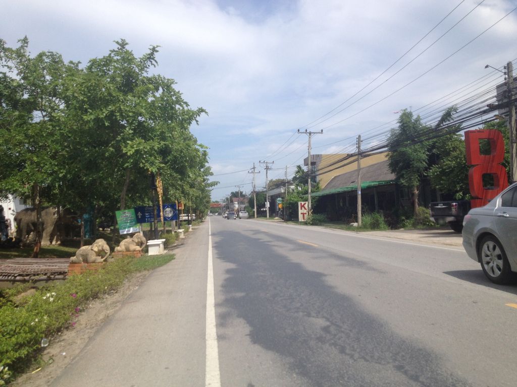 ภาพถนนตรงที่ ร้าน3มังกรเงิน ตั้งอยู่ ถ่ายโดย jimwatana พ.ศ. 2558 (2015) · A street-level view of where ร้าน3มังกรเงิน · Ran 3mangkrangoen stands, by jimwatana in 2558 (2015)