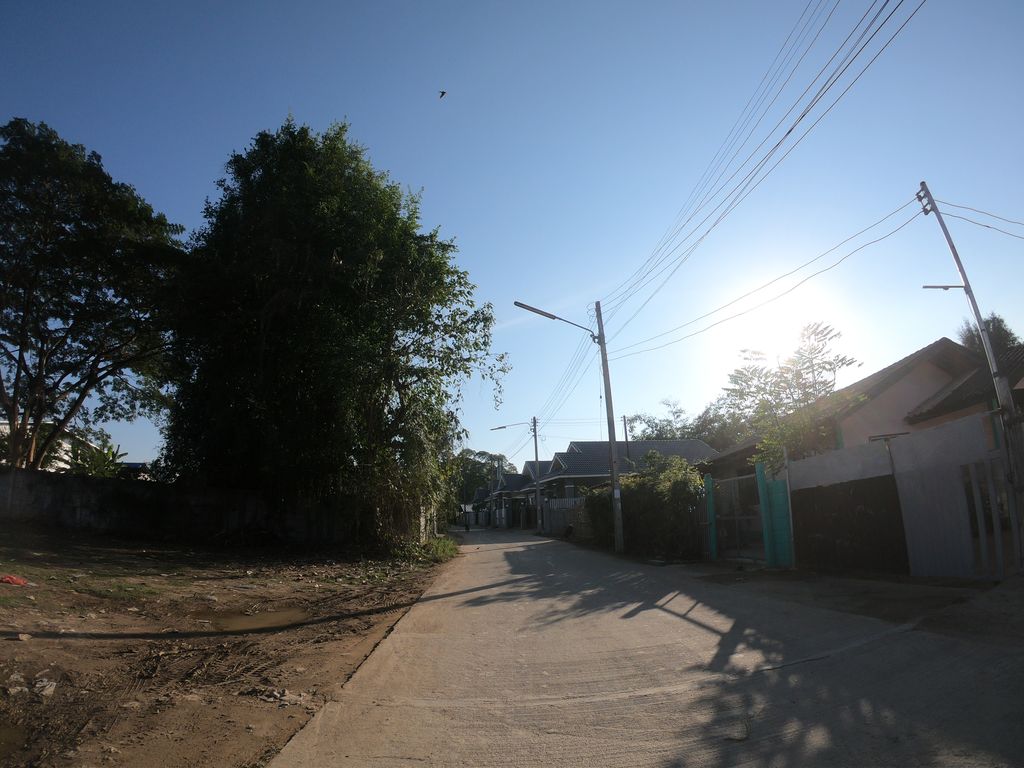 ภาพถนนตรงที่ อู่ช่างโก๋ป่าแดด ตั้งอยู่ ถ่ายโดย chanuwath_grab พ.ศ. 2562 (2019) · A street-level view of where อู่ช่างโก๋ป่าแดด · Uchang Ko Pa Daet stands, by chanuwath_grab in 2562 (2019)