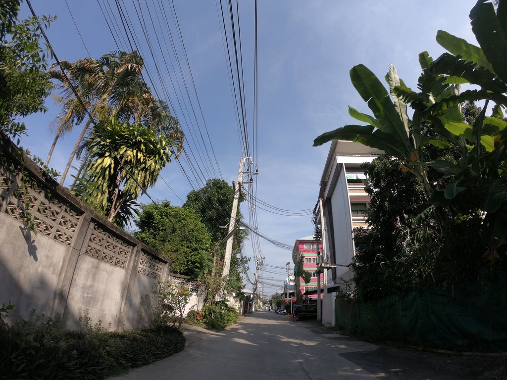 ภาพถนนตรงที่ Dairy Bread ตั้งอยู่ ถ่ายโดย chanuwath_grab พ.ศ. 2562 (2019) · A street-level view of where Dairy Bread stands, by chanuwath_grab in 2562 (2019)