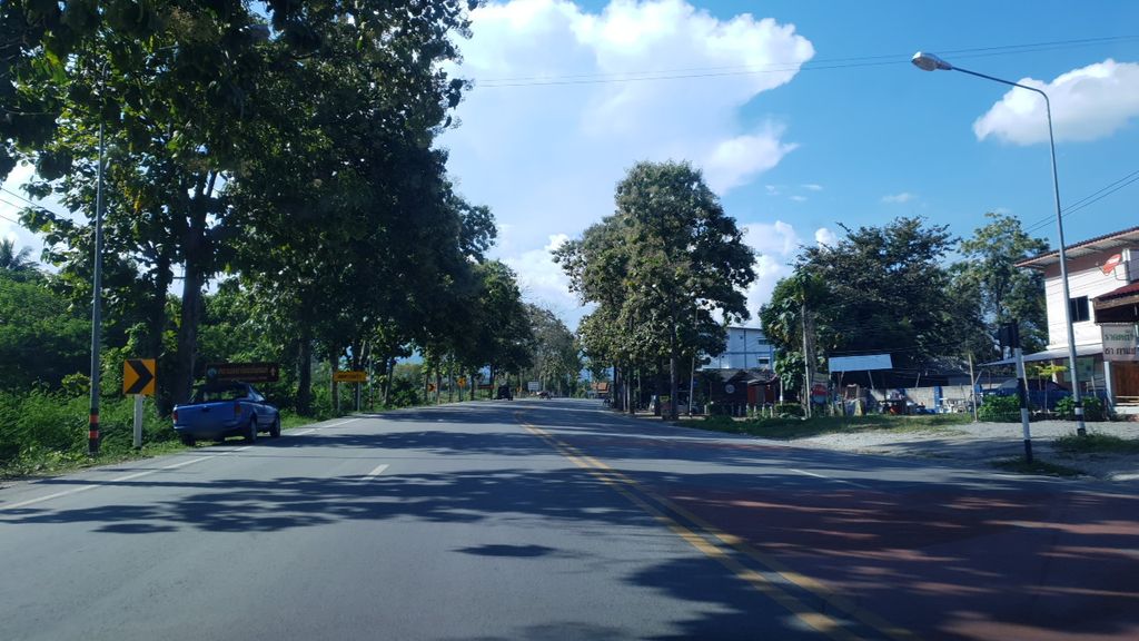 ภาพถนนตรงที่ น้องตาว การสุรา ตั้งอยู่ ถ่ายโดย silamanee พ.ศ. 2561 (2018) · A street-level view of where น้องตาว การสุรา · Nongtao Kansura stands, by silamanee in 2561 (2018)