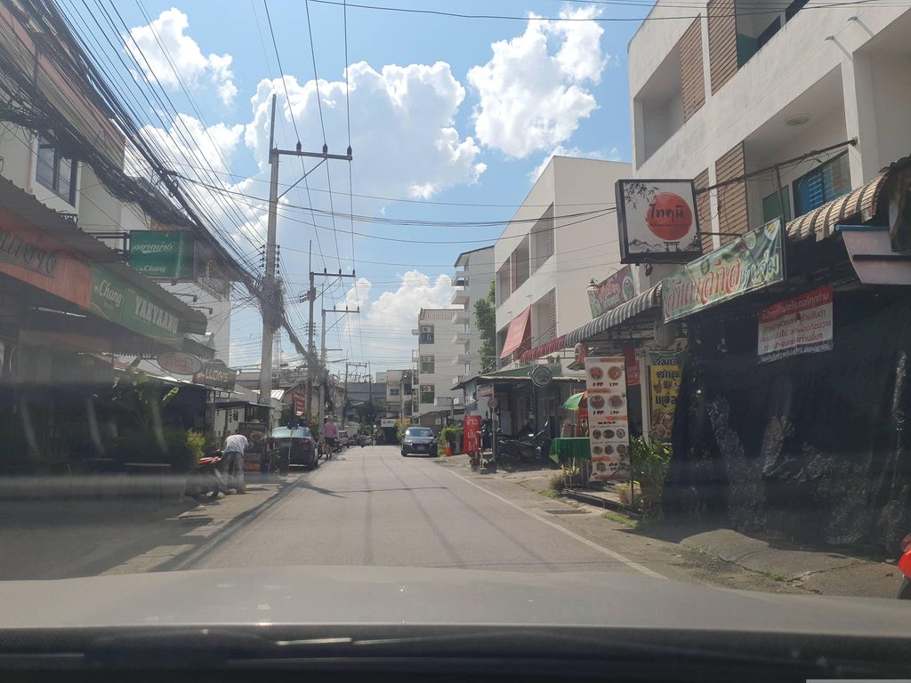 ภาพถนนตรงที่ ไก่จับกัง ตั้งอยู่ ถ่ายโดย jrcarlsen พ.ศ. 2566 (2023) · A street-level view of where ไก่จับกัง · Kaichapkang stands, by jrcarlsen in 2566 (2023)