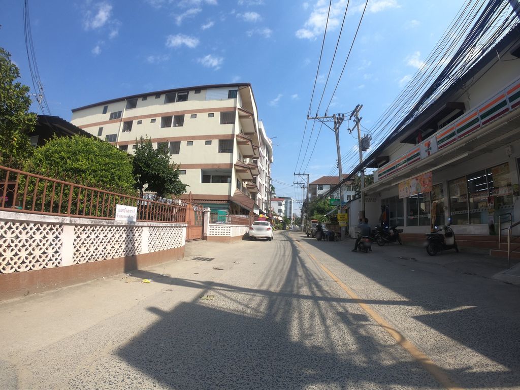 ภาพถนนตรงที่ Door Coffee ตั้งอยู่ ถ่ายโดย chanuwath_grab พ.ศ. 2562 (2019) · A street-level view of where Door Coffee stands, by chanuwath_grab in 2562 (2019)