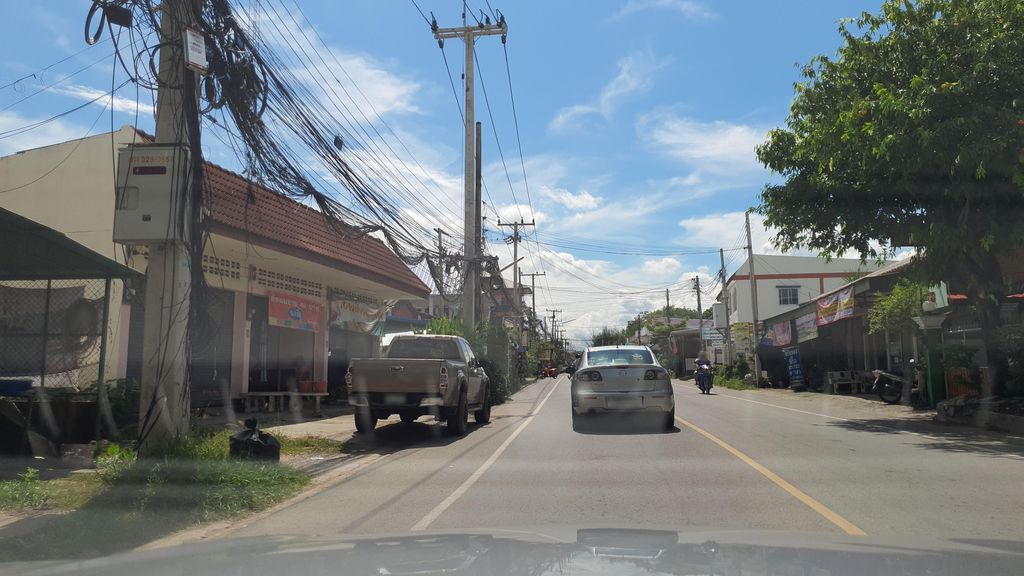 ภาพถนนตรงที่ ร้านสันป่าตองโมบายแอนด์เซอร์วิส ตั้งอยู่ ถ่ายโดย jrcarlsen พ.ศ. 2564 (2021) · A street-level view of where ร้านสันป่าตองโมบายแอนด์เซอร์วิส · Ran San Pa Tong Mobile & Service stands, by jrcarlsen in 2564 (2021)