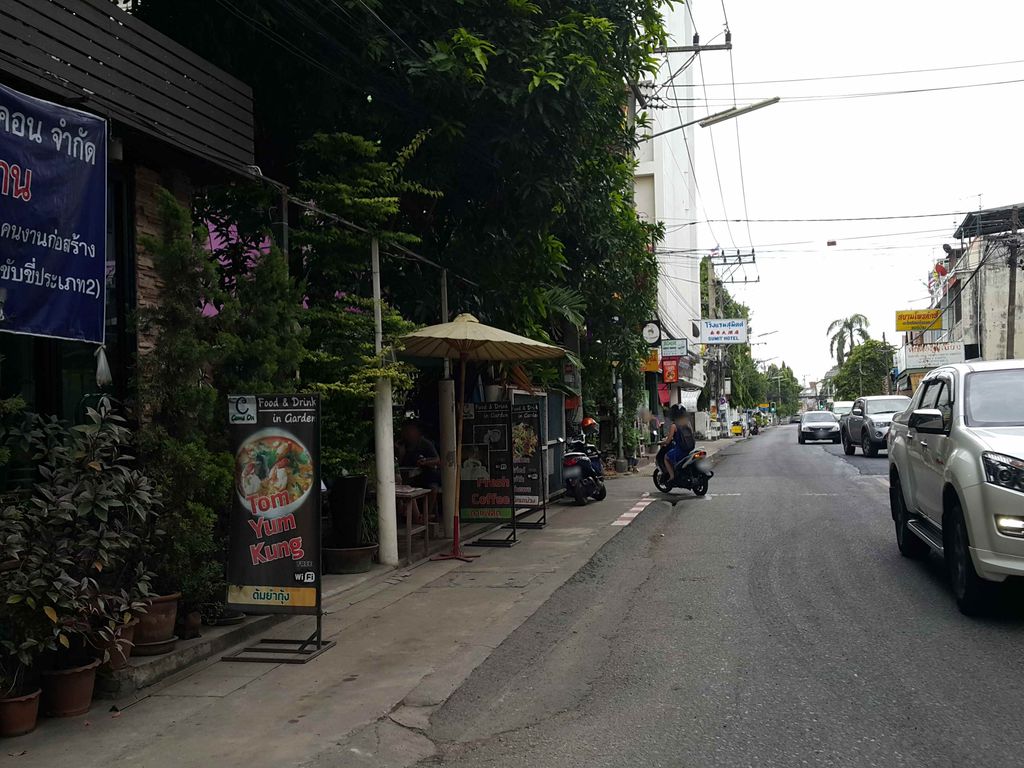 ภาพถนนตรงที่ Ink Madness Tattoo Studio ตั้งอยู่ ถ่ายโดย jrcarlsen พ.ศ. 2558 (2015) · A street-level view of where Ink Madness Tattoo Studio stands, by jrcarlsen in 2558 (2015)
