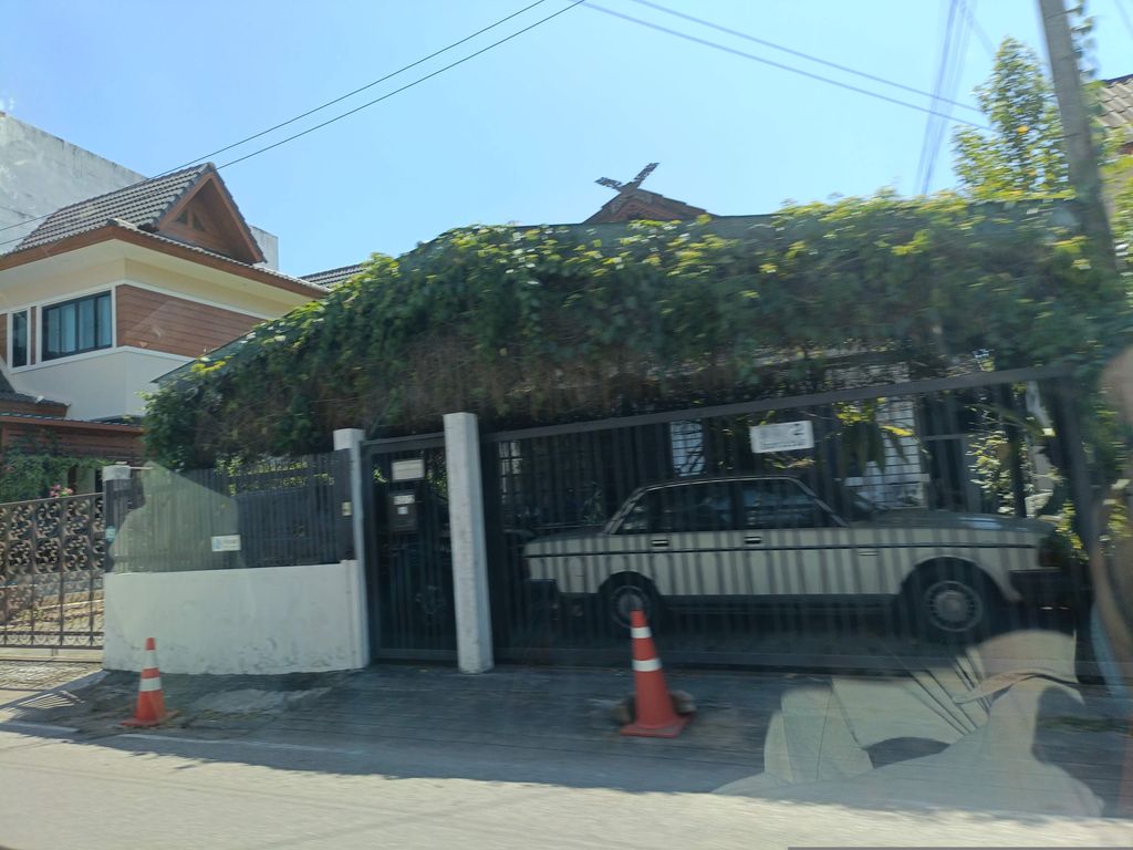 ภาพถนนตรงที่ ChabaPrai Spa ตั้งอยู่ ถ่ายโดย skillsy พ.ศ. 2568 (2025) · A street-level view of where ChabaPrai Spa stands, by skillsy in 2568 (2025)