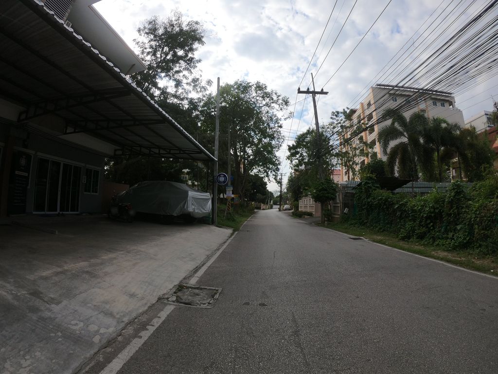 ภาพถนนตรงที่ KW by Trava ตั้งอยู่ ถ่ายโดย chanuwath_grab พ.ศ. 2562 (2019) · A street-level view of where KW by Trava stands, by chanuwath_grab in 2562 (2019)