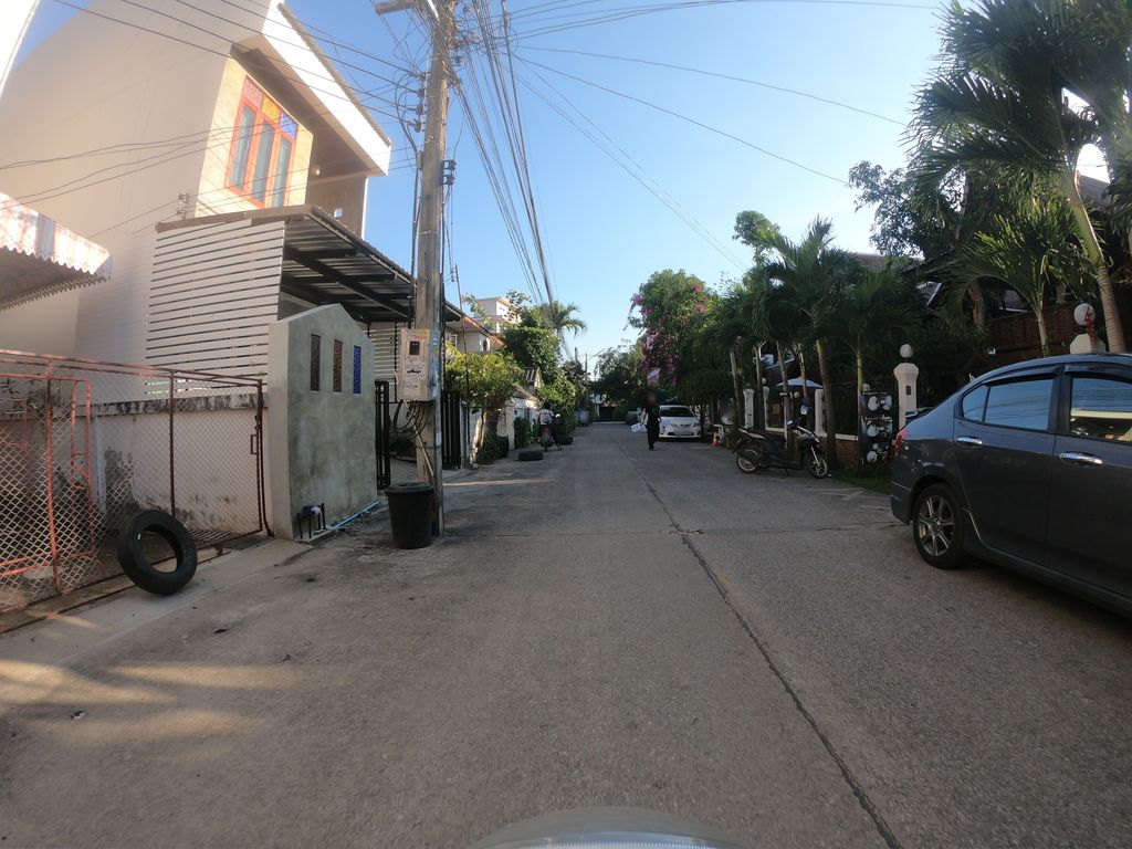 ภาพถนนตรงที่ วาฟเฟิล อินดี้ ตั้งอยู่ ถ่ายโดย chanuwath_grab พ.ศ. 2562 (2019) · A street-level view of where วาฟเฟิล อินดี้ · Waffle Indie stands, by chanuwath_grab in 2562 (2019)