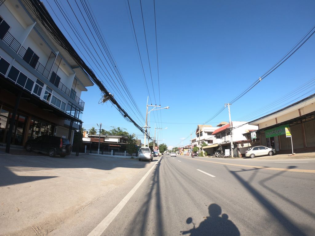 ภาพถนนตรงที่ ร้านข้าวเตี๋ยวเรือ ตั้งอยู่ ถ่ายโดย chanuwath_grab พ.ศ. 2562 (2019) · A street-level view of where ร้านข้าวเตี๋ยวเรือ · Ran Khao Tiaoruea stands, by chanuwath_grab in 2562 (2019)