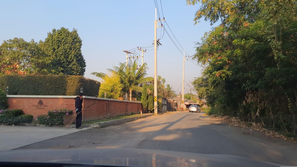 ภาพถนนตรงที่ Content Villa Chiang Mai ตั้งอยู่ ถ่ายโดย jrcarlsen พ.ศ. 2566 (2023) · A street-level view of where Content Villa Chiang Mai stands, by jrcarlsen in 2566 (2023)