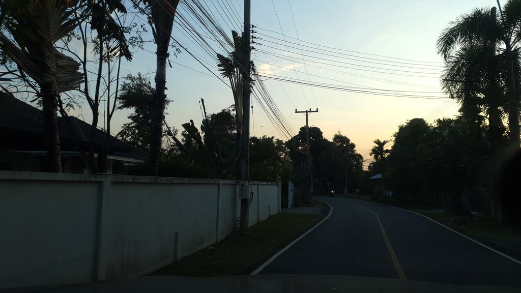 ภาพถนนตรงที่ ศูนย์หัตถกรรมพื้นบ้านสล่าสันทราย ตั้งอยู่ ถ่ายโดย jrcarlsen พ.ศ. 2562 (2019) · A street-level view of where ศูนย์หัตถกรรมพื้นบ้านสล่าสันทราย · Hatthakrarom Phuen Ban Sala San Sai Centre stands, by jrcarlsen in 2562 (2019)