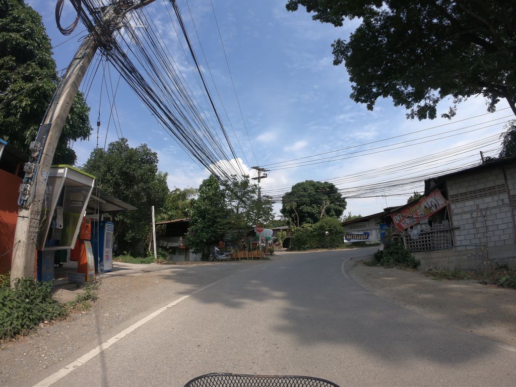 ภาพถนนตรงที่ โครงการบ้านโชคเจริญ ตั้งอยู่ ถ่ายโดย chanuwath_grab พ.ศ. 2562 (2019) · A street-level view of where โครงการบ้านโชคเจริญ · Khrongkanban Chok Charoen stands, by chanuwath_grab in 2562 (2019)