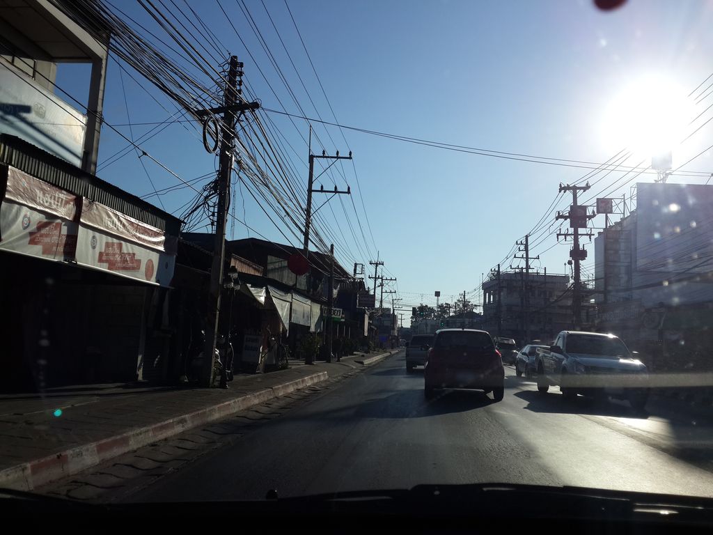 ภาพถนนตรงที่ ร้านมือถือ เฟิร์สโมบาย หางดง ตั้งอยู่ ถ่ายโดย mishari พ.ศ. 2557 (2014) · A street-level view of where ร้านมือถือ เฟิร์สโมบาย หางดง · Ran Muethue First Mobile Hang Dong stands, by mishari in 2557 (2014)