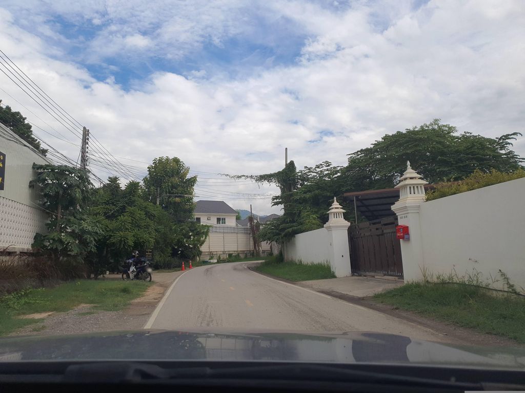 ภาพถนนตรงที่ Lanna Kamin Pool Villa Airport ตั้งอยู่ ถ่ายโดย jrcarlsen พ.ศ. 2566 (2023) · A street-level view of where Lanna Kamin Pool Villa Airport stands, by jrcarlsen in 2566 (2023)