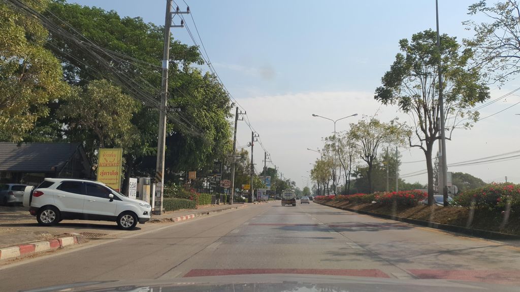 ภาพถนนตรงที่ Carl's Balloons ตั้งอยู่ ถ่ายโดย jrcarlsen พ.ศ. 2565 (2022) · A street-level view of where Carl's Balloons stands, by jrcarlsen in 2565 (2022)