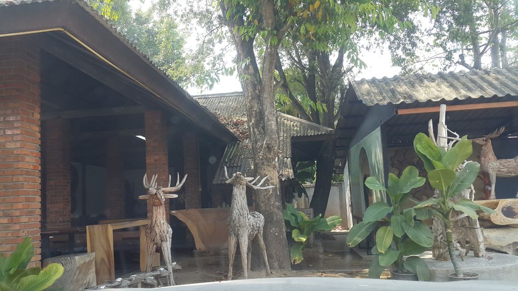 ภาพถนนตรงที่ เล็กพาณิชย์ ตั้งอยู่ ถ่ายโดย jrcarlsen พ.ศ. 2562 (2019) · A street-level view of where เล็กพาณิชย์ · Lekphanit stands, by jrcarlsen in 2562 (2019)