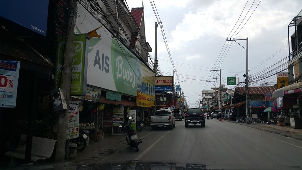 ภาพถนนตรงที่ เชียงใหม่ เรือนแพ ตั้งอยู่ ถ่ายโดย jrcarlsen พ.ศ. 2559 (2016) · A street-level view of where เชียงใหม่ เรือนแพ · Chiang Mai Rueanphae stands, by jrcarlsen in 2559 (2016)