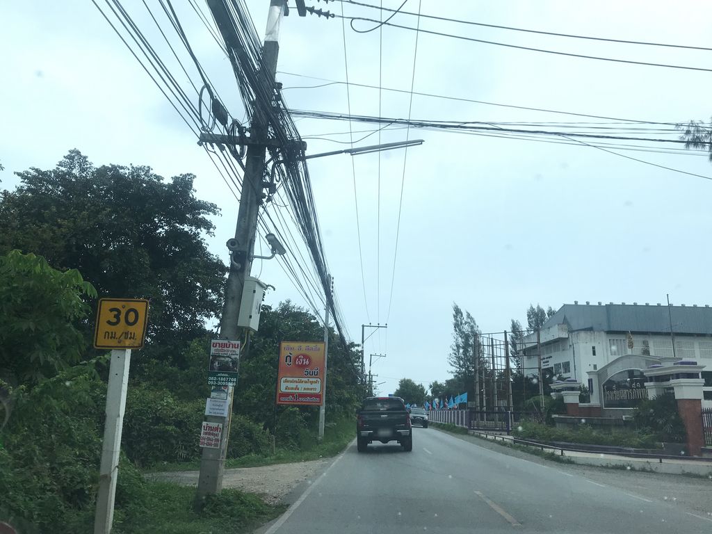 ภาพถนนตรงที่ พรเพ็ญบิวตี้ ตั้งอยู่ ถ่ายโดย prasert พ.ศ. 2561 (2018) · A street-level view of where พรเพ็ญบิวตี้ · Phraphenbioti stands, by prasert in 2561 (2018)