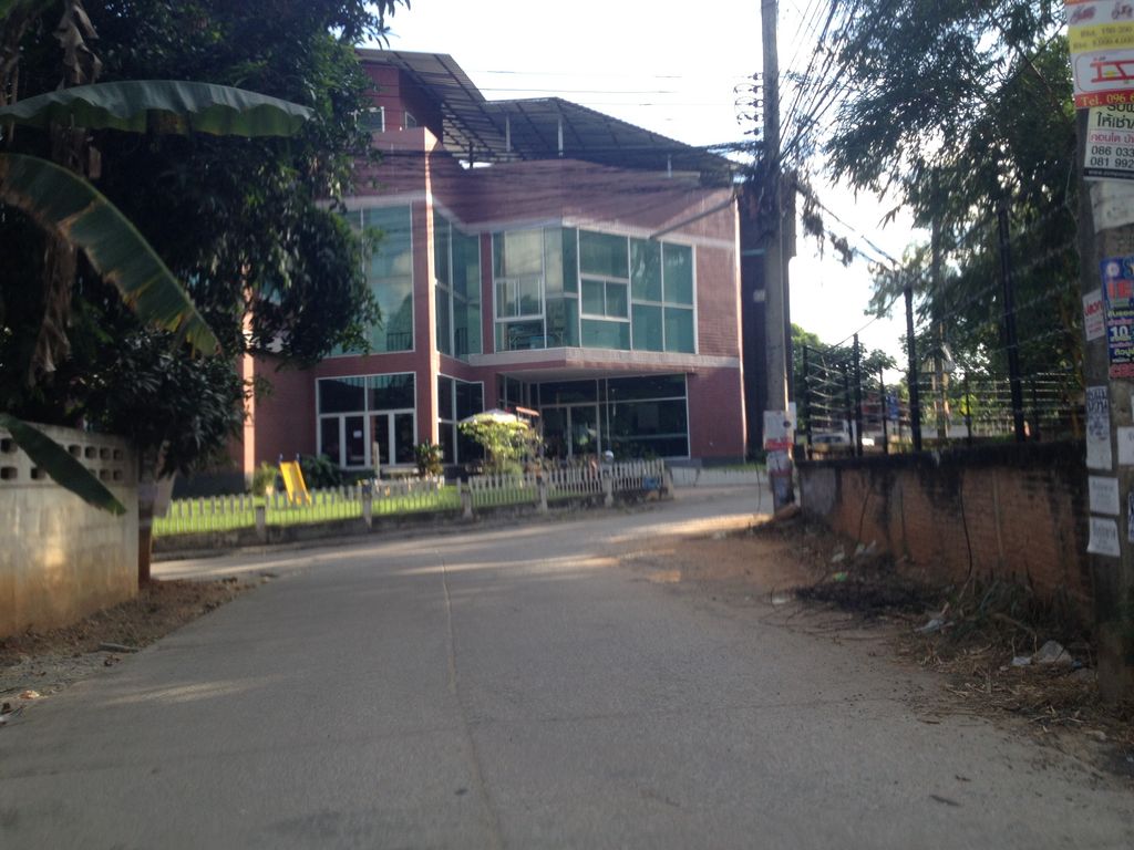 ภาพถนนตรงที่ ปานฟ้า เรสสิเด้นท์ ตั้งอยู่ ถ่ายโดย jimwatana พ.ศ. 2558 (2015) · A street-level view of where ปานฟ้า เรสสิเด้นท์ · Panfa Retsiden stands, by jimwatana in 2558 (2015)
