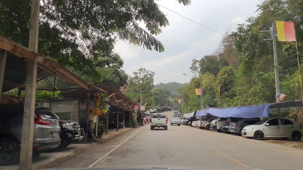 ภาพถนนตรงที่ พี่ยาล่องแพแม่วาง ตั้งอยู่ ถ่ายโดย jrcarlsen พ.ศ. 2565 (2022) · A street-level view of where พี่ยาล่องแพแม่วาง · Phiya Longphaemaeonga stands, by jrcarlsen in 2565 (2022)