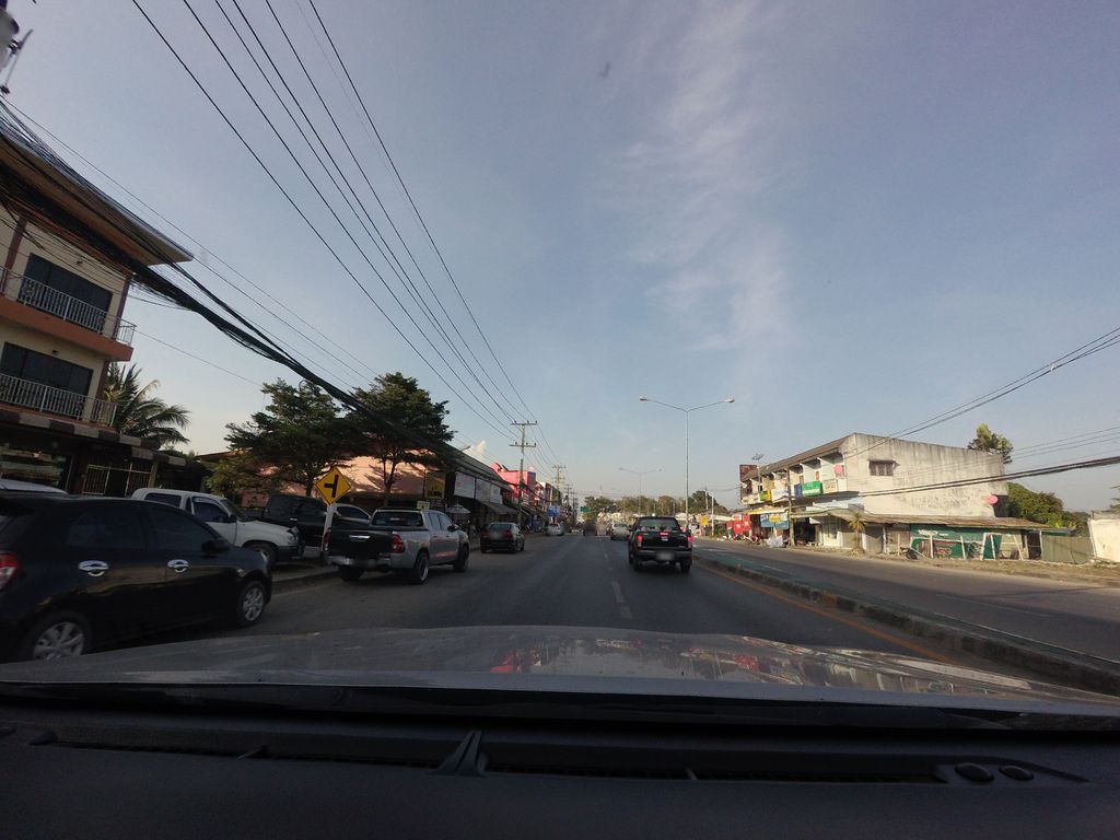 ภาพถนนตรงที่ ต๋อง โมบาย สาขาแม่มาลัย ตั้งอยู่ ถ่ายโดย mishari พ.ศ. 2563 (2020) · A street-level view of where ต๋อง โมบาย สาขาแม่มาลัย · Tong Mobile Sakha Mae Malai stands, by mishari in 2563 (2020)