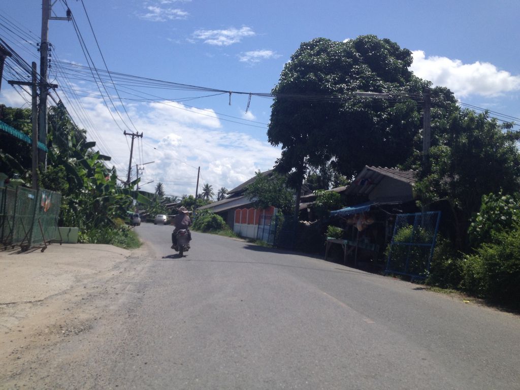 ภาพถนนตรงที่ ช.เก่งเซอร์วิสยนต์ ตั้งอยู่ ถ่ายโดย jimwatana พ.ศ. 2558 (2015) · A street-level view of where ช.เก่งเซอร์วิสยนต์ · Cha.keng Service Yon stands, by jimwatana in 2558 (2015)