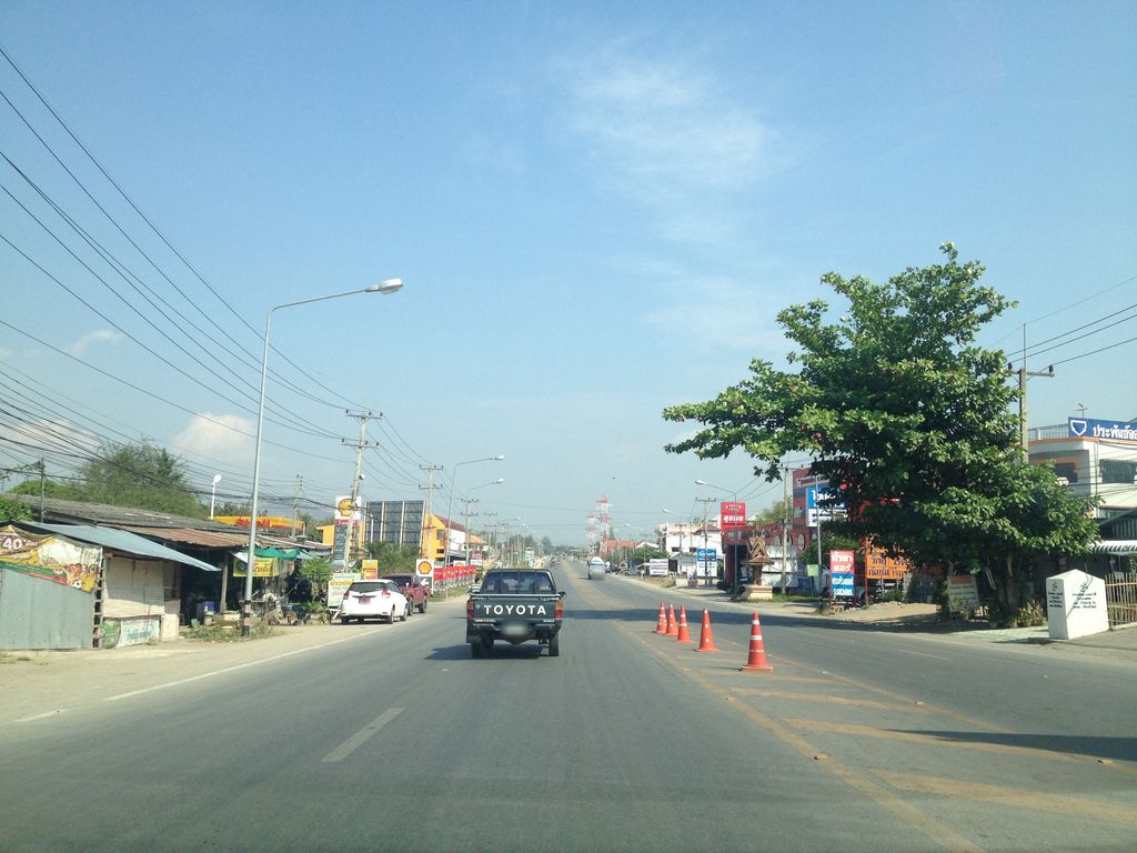 ภาพถนนตรงที่ ไปรษณีย์ไทย สาขาฮอด ตั้งอยู่ ถ่ายโดย jimwatana พ.ศ. 2558 (2015) · A street-level view of where ไปรษณีย์ไทย สาขาฮอด · Thai Sakha Hot Post office stands, by jimwatana in 2558 (2015)