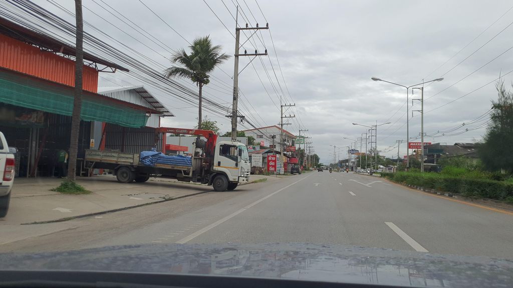 ภาพถนนตรงที่ เมโทร วัสดุก่อสร้าง ตั้งอยู่ ถ่ายโดย jrcarlsen พ.ศ. 2564 (2021) · A street-level view of where เมโทร วัสดุก่อสร้าง · Metho Watdu Kosang stands, by jrcarlsen in 2564 (2021)