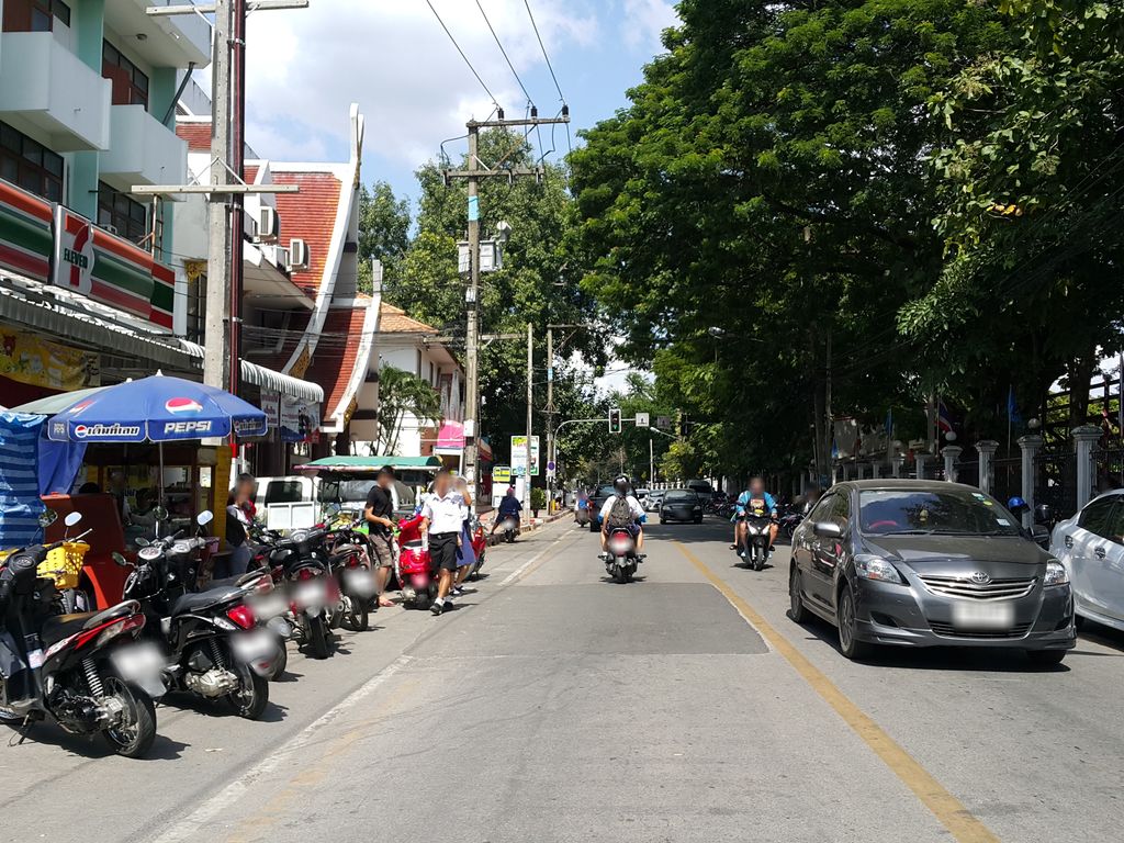 ภาพถนนตรงที่ ร้านใหม่ทำหมวก ตั้งอยู่ ถ่ายโดย jrcarlsen พ.ศ. 2558 (2015) · A street-level view of where ร้านใหม่ทำหมวก · Ran Mai Tham Muak stands, by jrcarlsen in 2558 (2015)