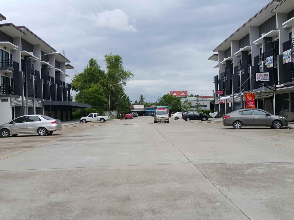 ภาพถนนตรงที่ ตลาดนัดท่ารั้ว ตั้งอยู่ ถ่ายโดย jrcarlsen พ.ศ. 2558 (2015) · A street-level view of where ตลาดนัดท่ารั้ว · Nat Tha Rua Market stands, by jrcarlsen in 2558 (2015)