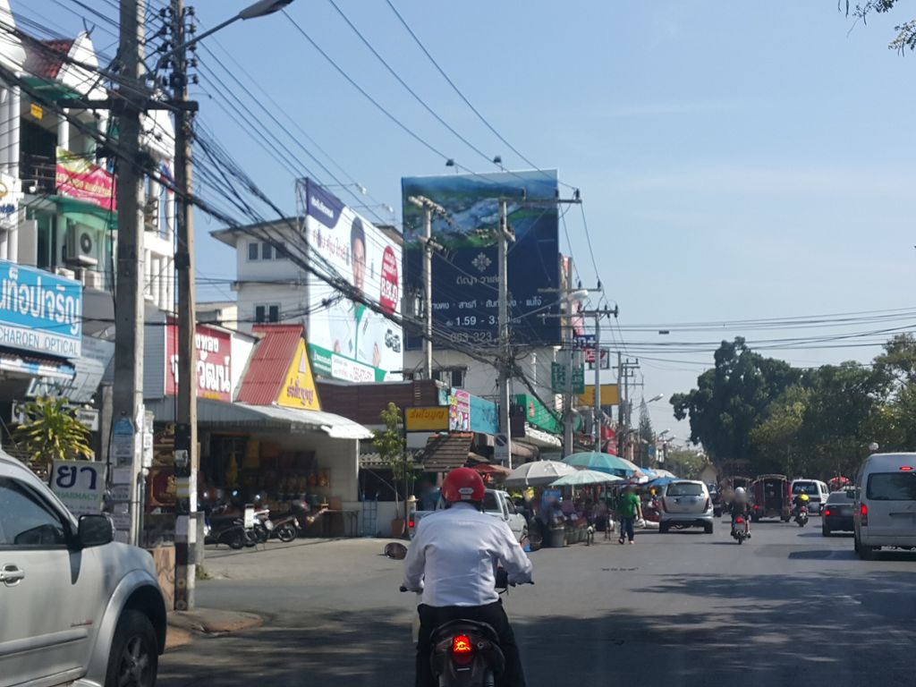ภาพถนนตรงที่ ร้านป้ากุ้งขนมจีนประตูเชียงใหม่ ตั้งอยู่ ถ่ายโดย jrcarlsen พ.ศ. 2559 (2016) · A street-level view of where ร้านป้ากุ้งขนมจีนประตูเชียงใหม่ · Ran Pa Kung Khanomchin Pratu Chiang Mai stands, by jrcarlsen in 2559 (2016)