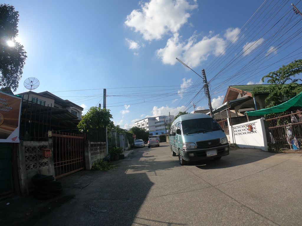 ภาพถนนตรงที่ หมู่บ้านวรุนนิเวศน์ ตั้งอยู่ ถ่ายโดย chanuwath_grab พ.ศ. 2562 (2019) · A street-level view of where หมู่บ้านวรุนนิเวศน์ · Wa Run Niwet Village stands, by chanuwath_grab in 2562 (2019)