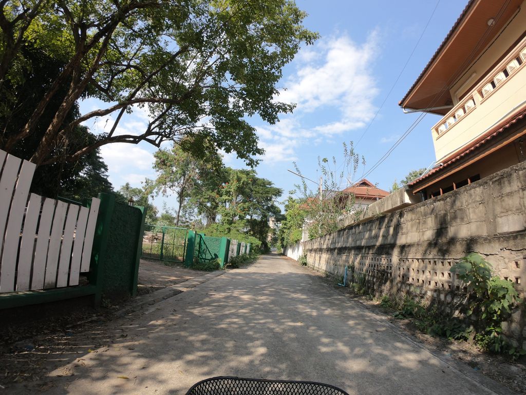 ภาพถนนตรงที่ Roti De Vous ตั้งอยู่ ถ่ายโดย chanuwath_grab พ.ศ. 2562 (2019) · A street-level view of where Roti De Vous stands, by chanuwath_grab in 2562 (2019)