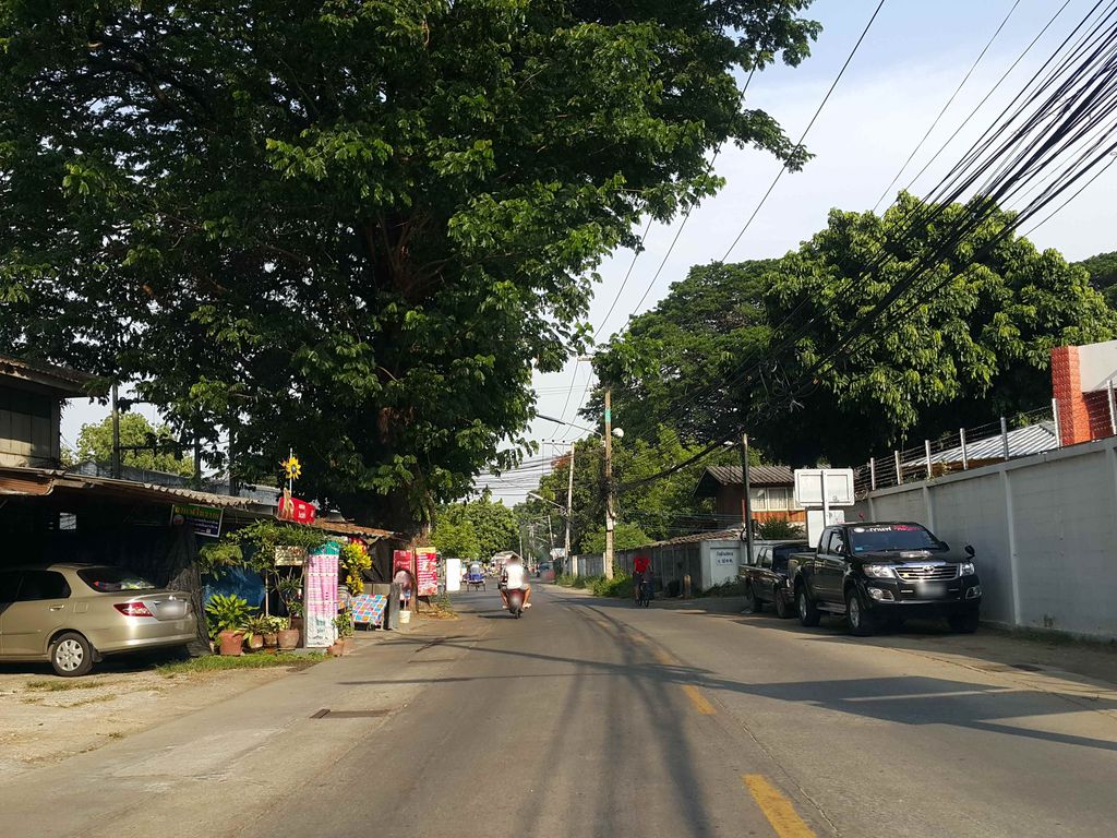 ภาพถนนตรงที่ CEZA Coffee Roaster ตั้งอยู่ ถ่ายโดย jrcarlsen พ.ศ. 2558 (2015) · A street-level view of where CEZA Coffee Roaster stands, by jrcarlsen in 2558 (2015)