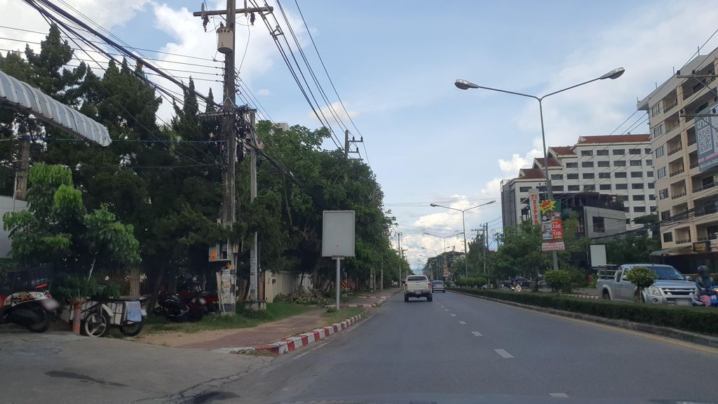 ภาพถนนตรงที่ April and After หมวกสาน และงานคราฟท์ ตั้งอยู่ ถ่ายโดย jrcarlsen พ.ศ. 2565 (2022) · A street-level view of where April and After หมวกสาน และงานคราฟท์ stands, by jrcarlsen in 2565 (2022)