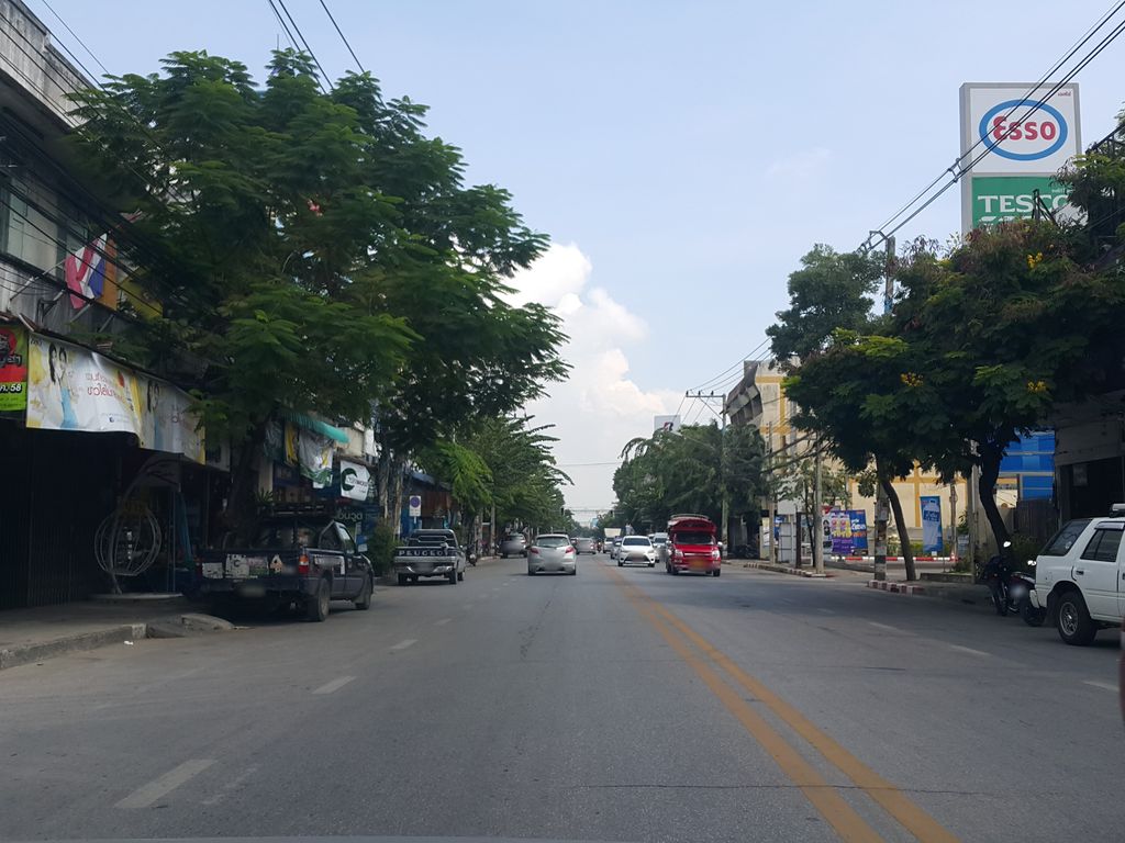 ภาพถนนตรงที่ Manasak Muay Thai Gym ตั้งอยู่ ถ่ายโดย jrcarlsen พ.ศ. 2558 (2015) · A street-level view of where Manasak Muay Thai Gym stands, by jrcarlsen in 2558 (2015)