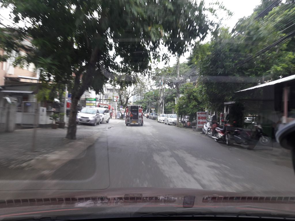 ภาพถนนตรงที่ Chic's ตั้งอยู่ ถ่ายโดย ratchaphat พ.ศ. 2561 (2018) · A street-level view of where Chic's stands, by ratchaphat in 2561 (2018)