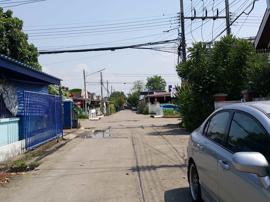 ภาพถนนตรงที่ หมาล่ายากริวแกรนด์วิว ตั้งอยู่ ถ่ายโดย jrcarlsen พ.ศ. 2558 (2015) · A street-level view of where หมาล่ายากริวแกรนด์วิว · Mala Ya Krio Grand View stands, by jrcarlsen in 2558 (2015)