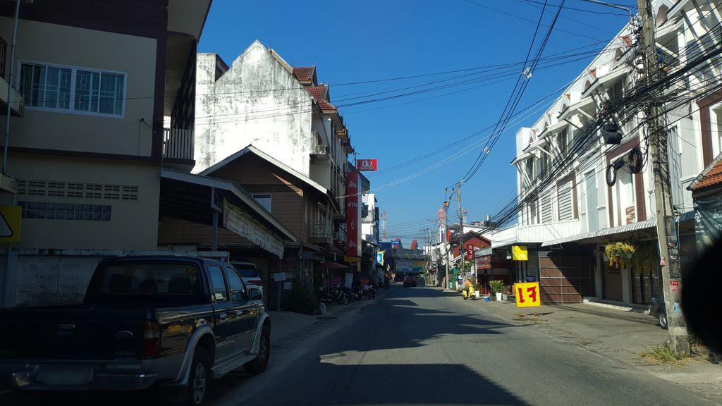 ภาพถนนตรงที่ ก๋วยเตี๋ยวมิตรสราญรมย์ ตั้งอยู่ ถ่ายโดย jrcarlsen พ.ศ. 2562 (2019) · A street-level view of where ก๋วยเตี๋ยวมิตรสราญรมย์ · Kuaitiao Mit San Rom stands, by jrcarlsen in 2562 (2019)