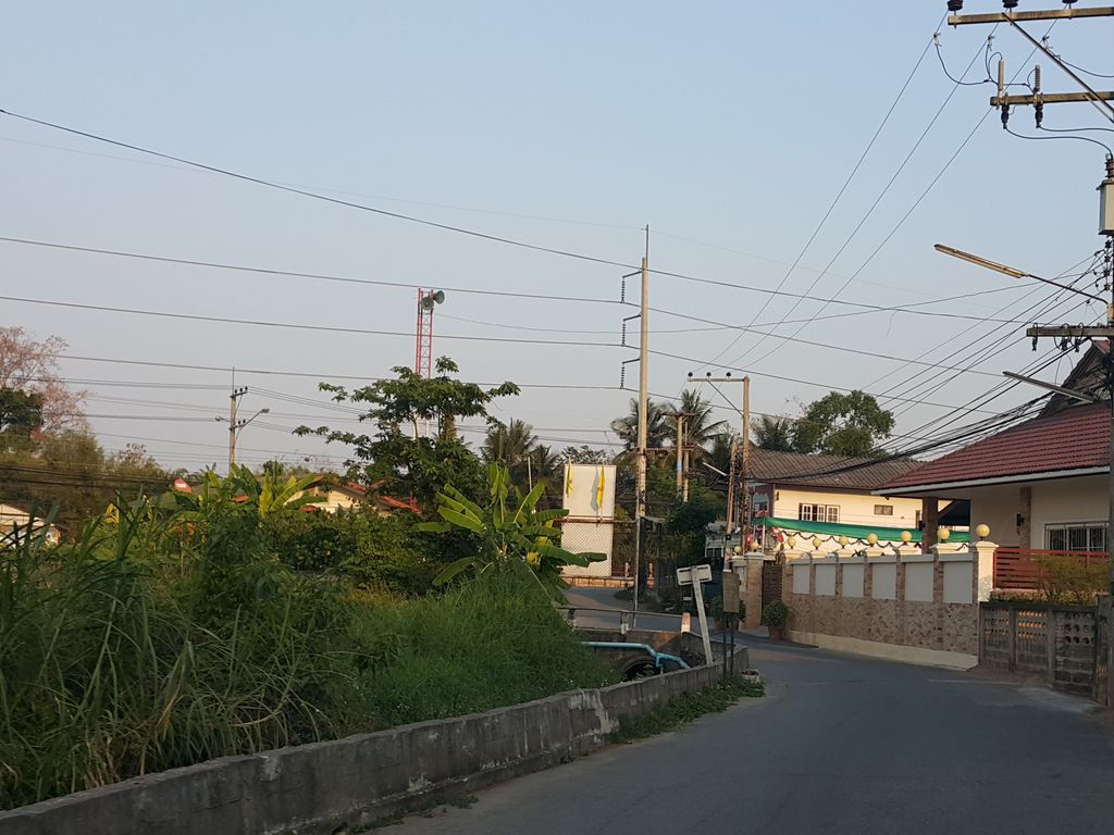 ภาพถนนตรงที่ ที่พักเชียงใหม่ราคาถูก ตั้งอยู่ ถ่ายโดย jrcarlsen พ.ศ. 2559 (2016) · A street-level view of where ที่พักเชียงใหม่ราคาถูก · Thi Phakchiangmai Rakhathuk stands, by jrcarlsen in 2559 (2016)