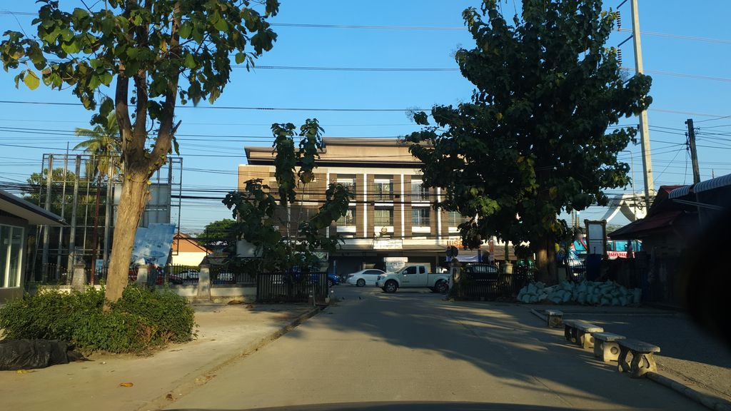 ภาพถนนตรงที่ วัดสว่างบรรเทิง ตั้งอยู่ ถ่ายโดย jrcarlsen พ.ศ. 2562 (2019) · A street-level view of where วัดสว่างบรรเทิง · Wat Sawangbronthoeng stands, by jrcarlsen in 2562 (2019)