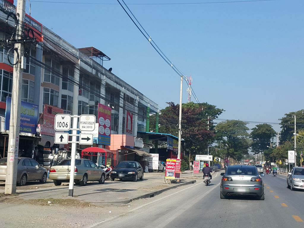 ภาพถนนตรงที่ ร้านของฝาก 1688 ตั้งอยู่ ถ่ายโดย jrcarlsen พ.ศ. 2559 (2016) · A street-level view of where ร้านของฝาก 1688 · Ran Khongfak 1688 stands, by jrcarlsen in 2559 (2016)