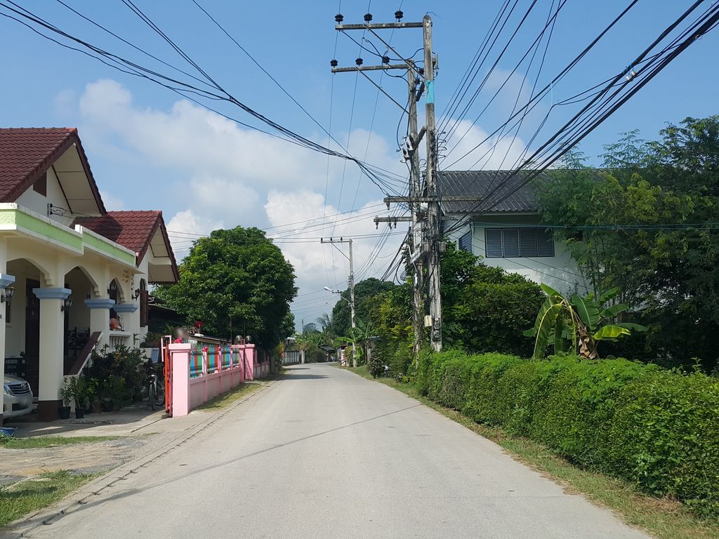ภาพถนนตรงที่ อบสมุนไพรแม่ศรีพรรณ์ ตั้งอยู่ ถ่ายโดย jrcarlsen พ.ศ. 2558 (2015) · A street-level view of where อบสมุนไพรแม่ศรีพรรณ์ · Abotmunphrai Mae Siphron stands, by jrcarlsen in 2558 (2015)