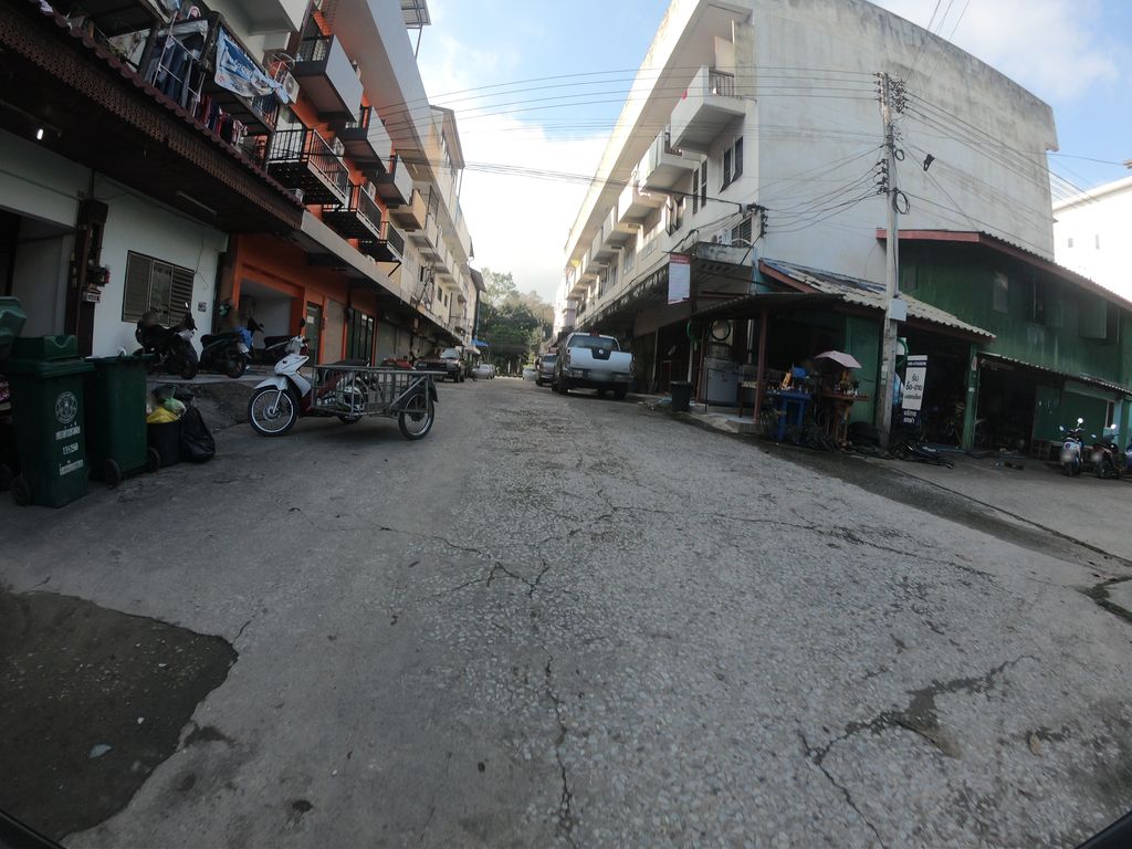 ภาพถนนตรงที่ Go Inn ตั้งอยู่ ถ่ายโดย chanuwath_grab พ.ศ. 2562 (2019) · A street-level view of where Go Inn stands, by chanuwath_grab in 2562 (2019)