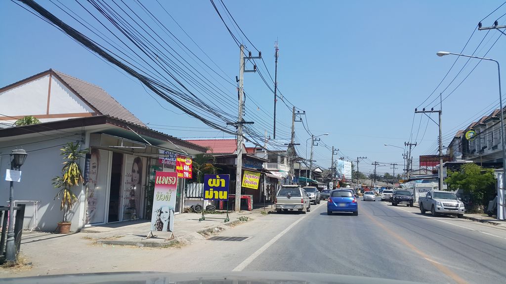 ภาพถนนตรงที่ หมูวีพี สาขาป่าเหมือด ตั้งอยู่ ถ่ายโดย jrcarlsen พ.ศ. 2560 (2017) · A street-level view of where หมูวีพี สาขาป่าเหมือด · Muwiphi Sakha Pamueat stands, by jrcarlsen in 2560 (2017)